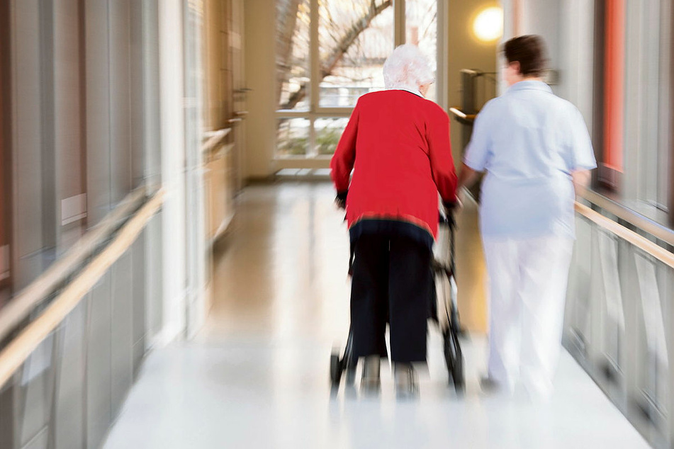 Senioren in Pflegeheimen müssen ihre Energiepreispauschale nicht abgeben.