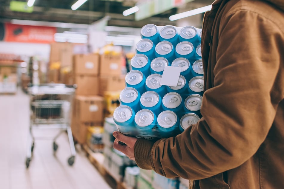 Neben einem Sixpack Wasser stahl der 30-jährige Syrer eine ganze Palette Energy-Drinks. Sein Diebesgut vertickte er vor dem Hauptbahnhof an ein Pärchen weiter. (Symbolbild)