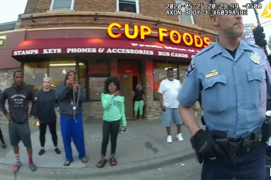Das Standbild zeigt den ehemaligen Polizisten Derek Chauvin am 25. Mai 2020 außerhalb des Restaurants Cup Foods.