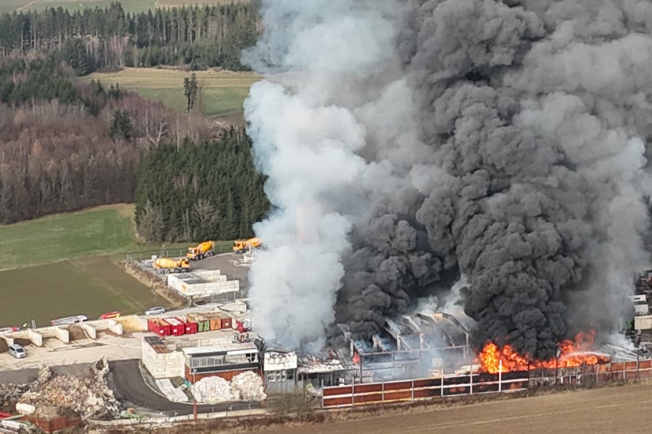 Riesige Rauchwolke über Recyclingbetrieb: Hunderte Feuerwehrleute im Einsatz