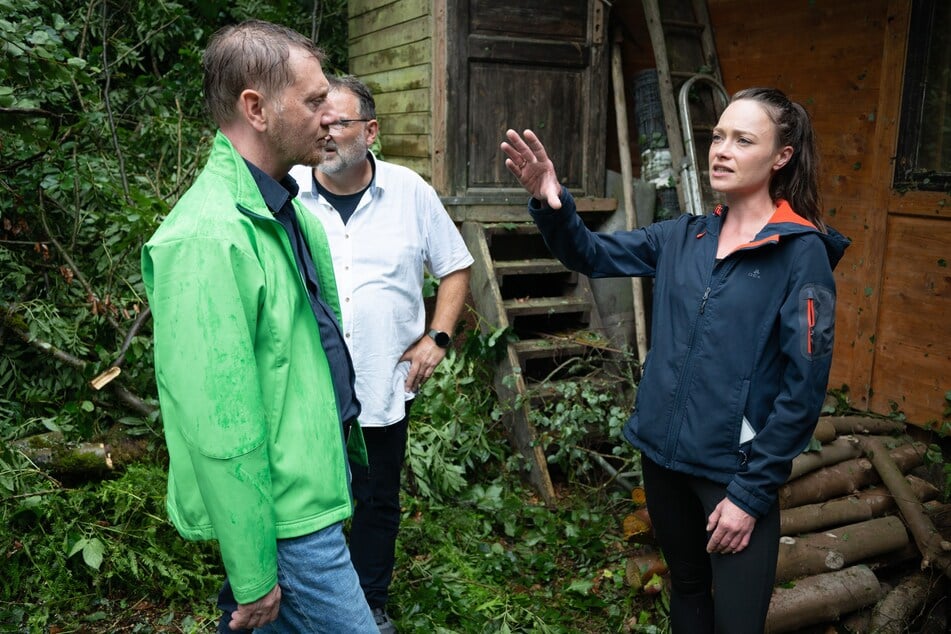 TV-Köchin Verena Leister am Samstag am Amselsee in Rathen, wo sich auch Sachsens MP Michael Kretschmer (51, CDU) ein Bild der Lage machte.