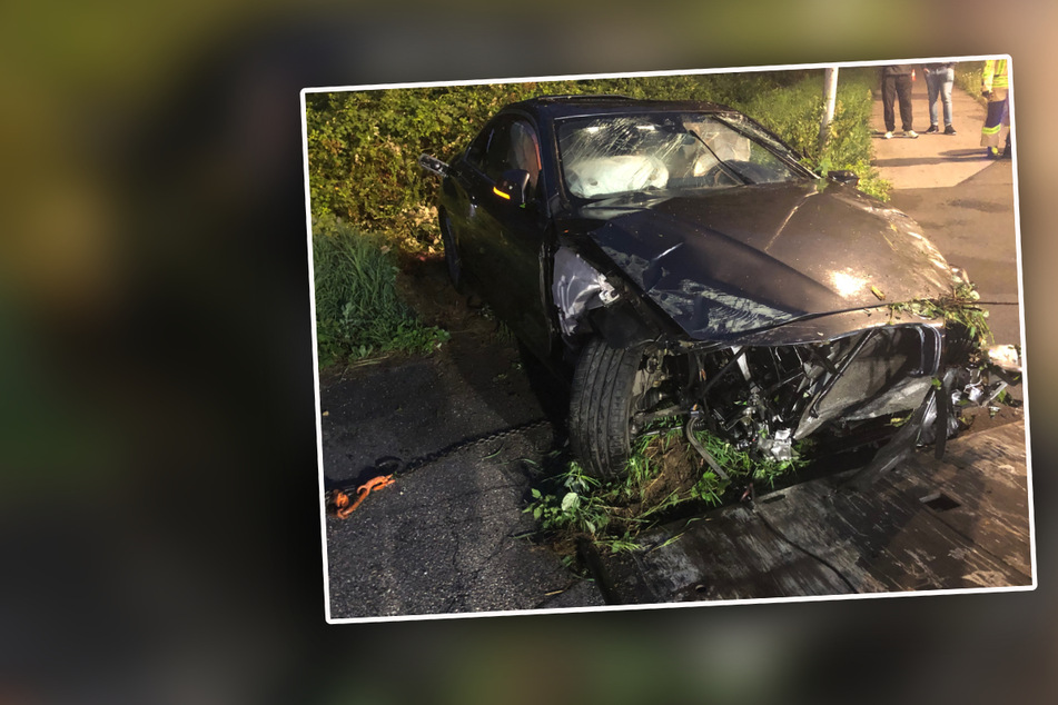 Auto überschlägt sich: 20-Jähriger klettert aus völlig demoliertem Wrack