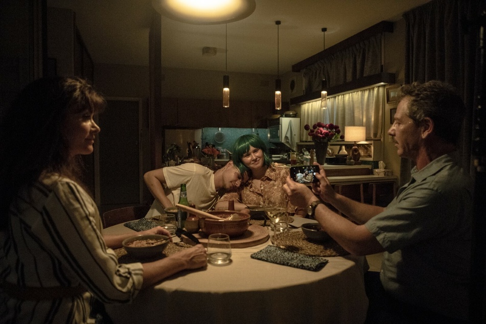 Milla (Eliza Scanlen) stellt Moses (Mitte l., Toby Wallace) ihren Eltern Anna (l., Essie Davis) und Henry (r., Ben Mendelsohn) vor.