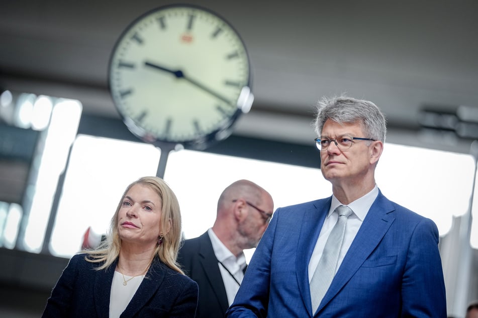 Bahn-Chefin Evelyn Palla (53, l.) und Verkehrsminister Patrick Schnieder (58, CDU, r.)
