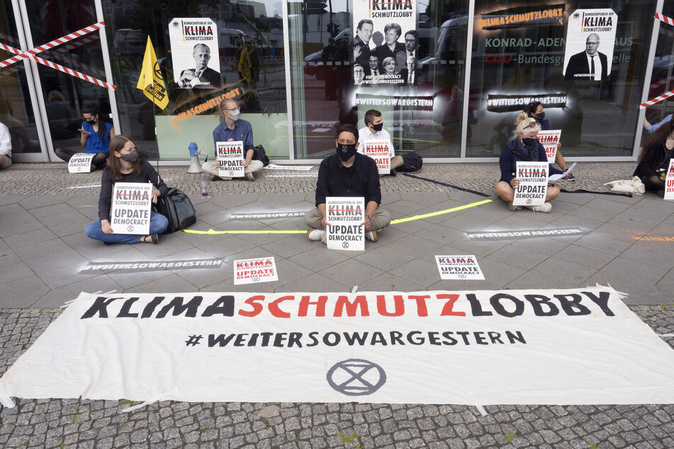 Die Umweltaktivisten von Extinction-Rebellion demonstrieren vor der CDU-Parteizentrale in Berlin.