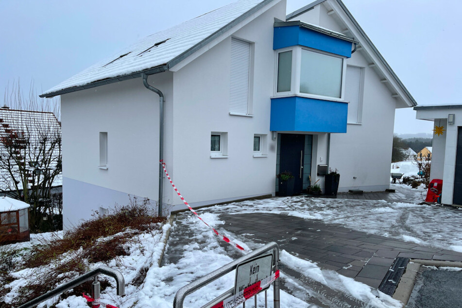 Polizeiabsperrband ist vor dem Haus in Mistelbach angebracht, in dem ein 18-Jähriger zwei Menschen getötet haben soll. Die Bluttat macht viele Anwohner sprachlos.