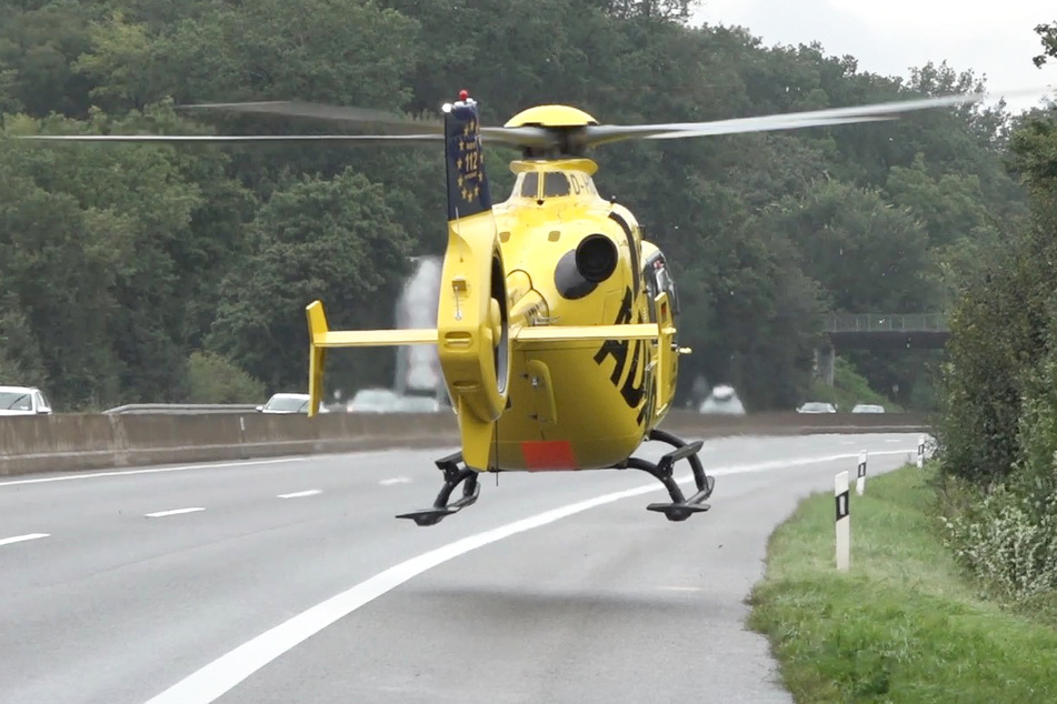 Ein Rettungshubschrauber brachte den lebensbedrohlich verletzten Fahrer in eine Klinik.