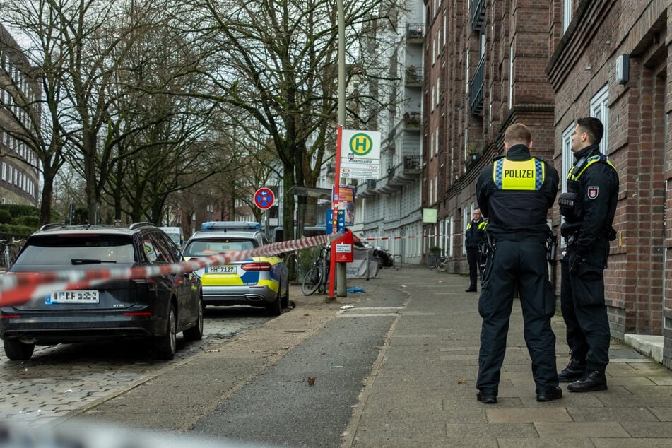 Polizisten sperrten den Einsatzort um das Mehrfamilienhaus in Hamburg ab.