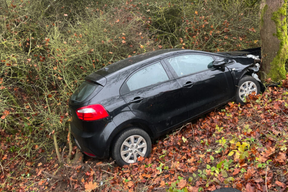 Schwerer Unfall in Hildburghausen: Auto kracht gegen Baum