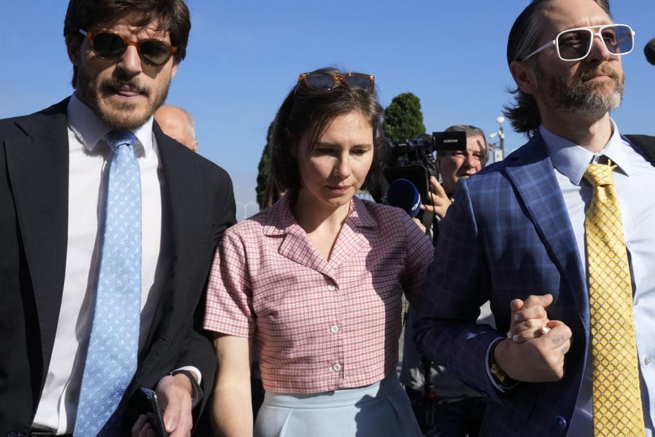 Über 15 Jahre nach dem Mord an einer britischen Austauschstudentin kehrte die freigesprochene Hauptverdächtige Amanda Knox (36) Hand in Hand mit ihrem Ehemann (r.) in vor ein italienisches Gericht zurück.