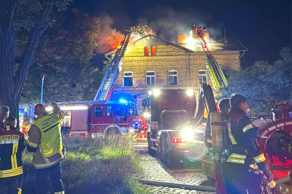 Den Männern wird vorgeworfen, dass sie 2025 mehrere Feuer in leerstehenden Gebäuden gelegt haben sollen, um mit Fotos von den Bränden Geld zu verdienen. Die Feuerwehr kämpfte oft stundenlang gegen die Flammen, wie hier Ende September im alten Bahnhofsgebäude in Raguhn-Jeßnitz.