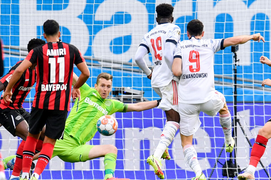 Robert Lewandowski (r.) erzielte das 1:0 für den FC Bayern München gegen Bayer 04 Leverkusen in der Bundesliga artistisch und das 2:0 eiskalt.