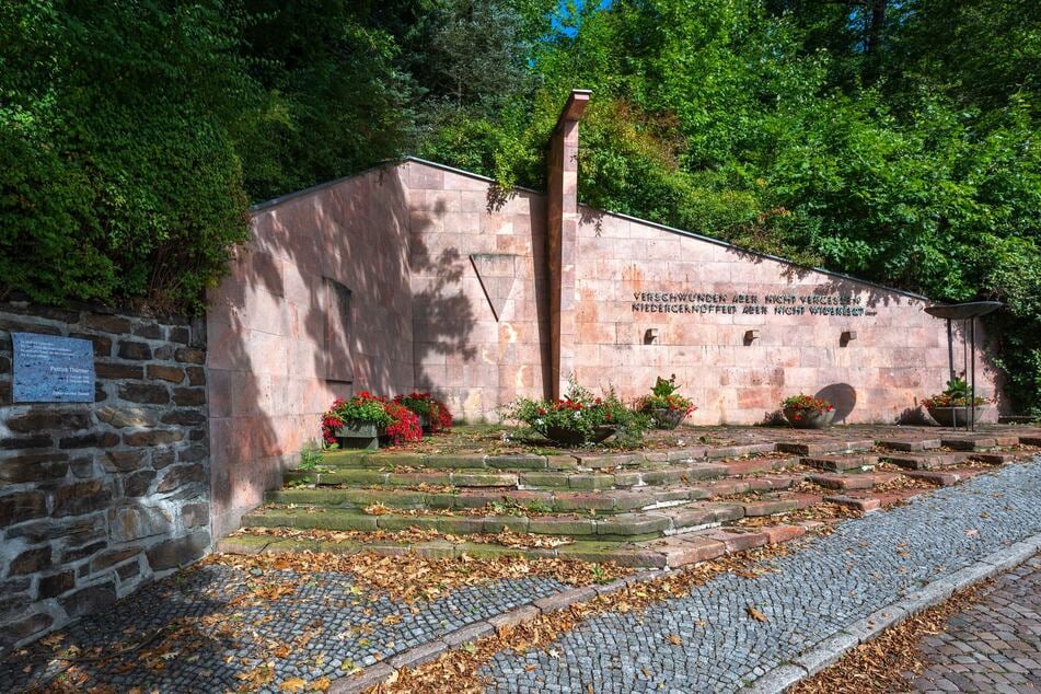 An der Pfaffenbergauffahrt in Hohenstein-Ernstthal erinnert eine Gedenktafel an den Tod von Patrick Thürmer (17).