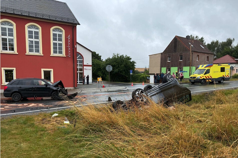 Insgesamt vier Personen erlitten infolge des Unfalls schwere Verletzungen.