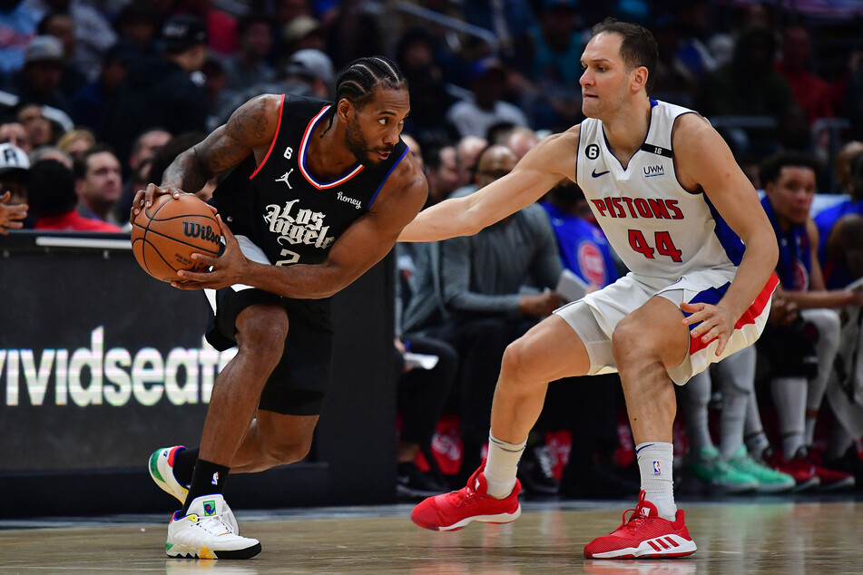 Los Angeles Clippers forward Kawhi Leonard controls the ball against Detroit Pistons forward Bojan Bogdanovic during the second half at Crypto.com Arena.