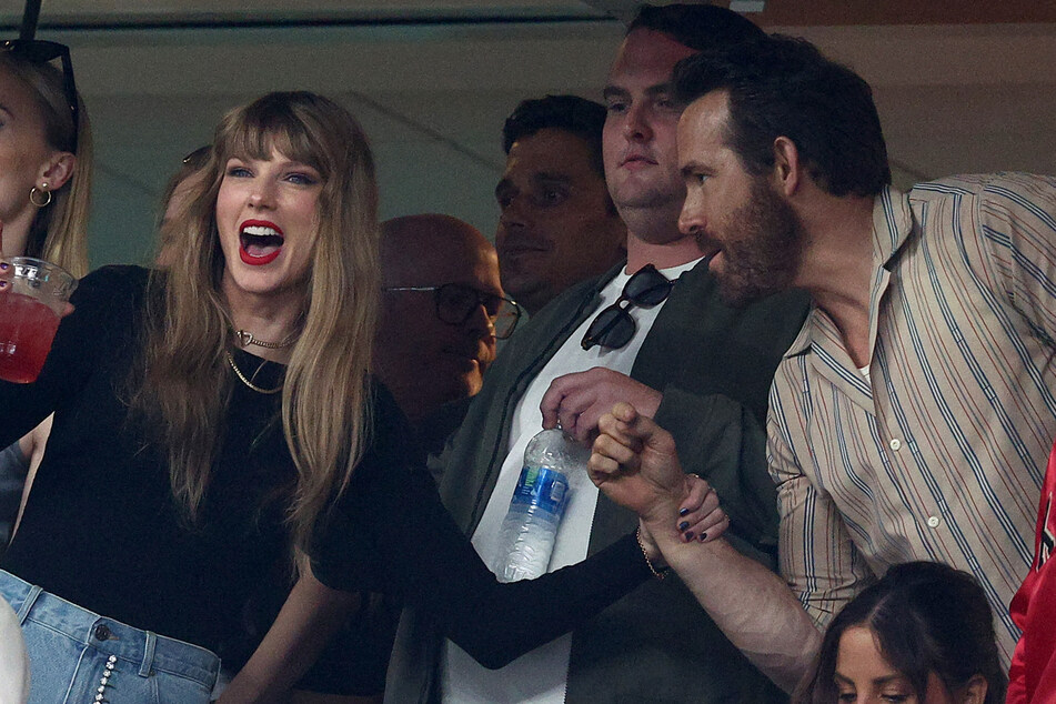 Taylor Swift (l.) is a longtime friend of Deadpool actor Ryan Reynolds (r.), adding further fuel to the theories.
