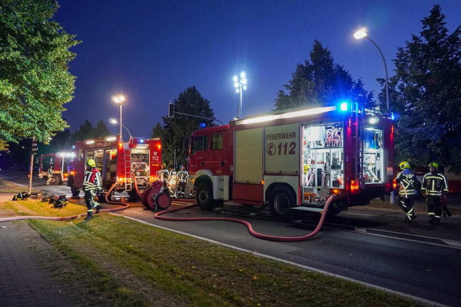 Ein Aufgebot der Feuerwehr war vor Ort, um den Brand zu löschen.