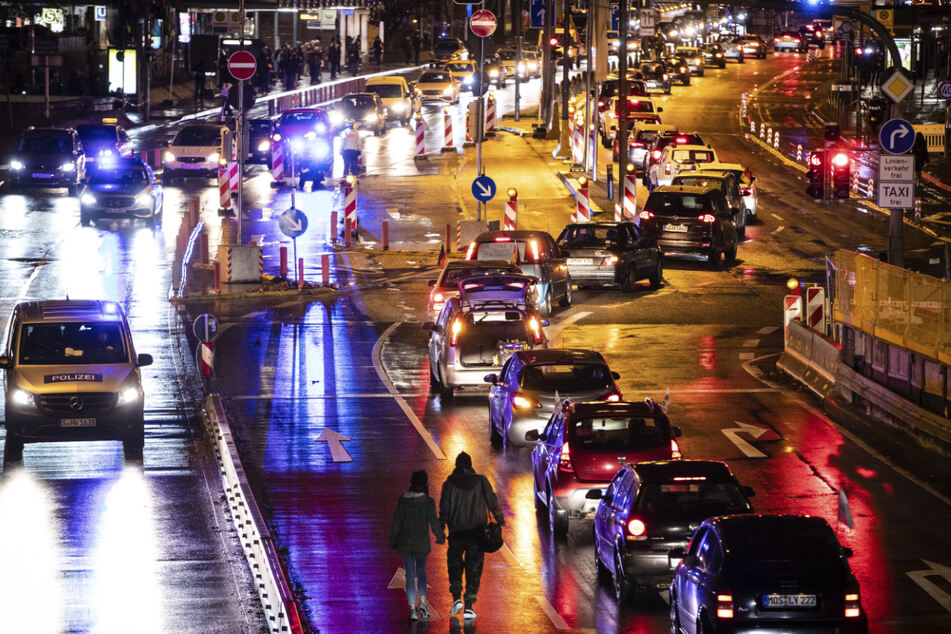 Auch in Stuttgart: Menschen demonstrieren mithilfe eines Autokorsos gegen die Corona-Regeln.