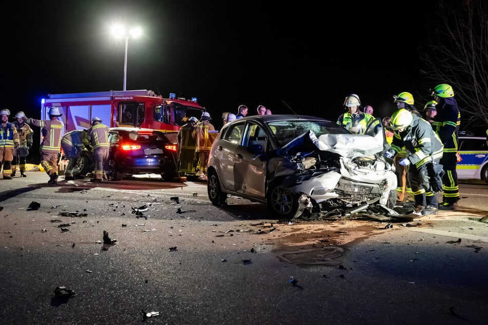 Bei Bad Kreuznach kollidierten in der Nacht zwei Autos miteinander. Zwei Menschen wurden dabei verletzt.