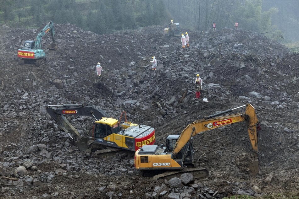 Nach einem Erdrutsch in China werden noch weit über 20 Menschen vermisst. Rettungskräfte suchen nach Verschütteten.