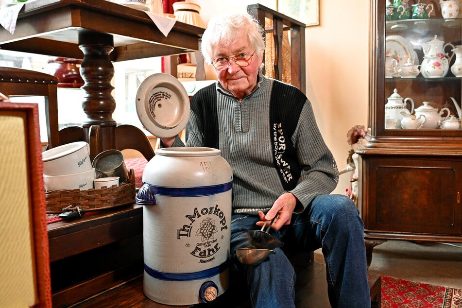 Hobbytrödler Siegfried Hofmann (82) hat einen großen Tontopf für Essig erspäht.