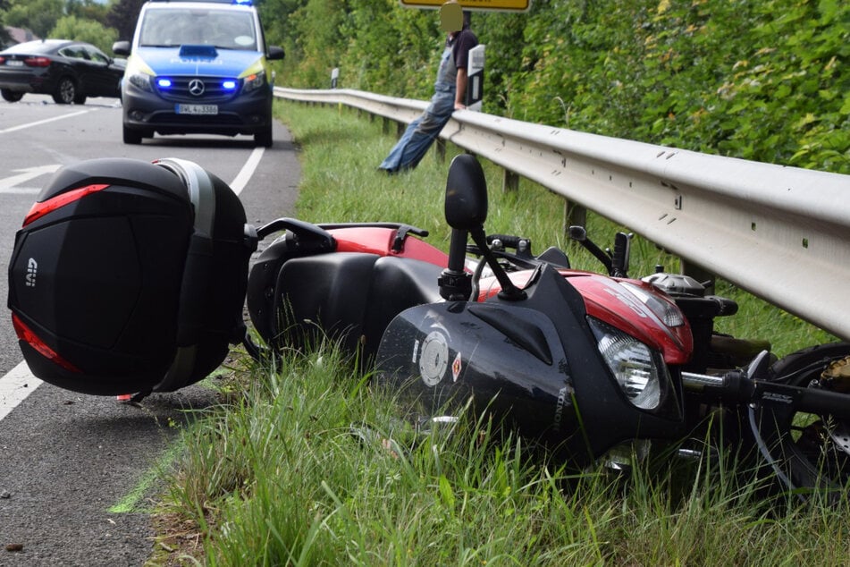 Ein Blick auf das beschädigte Motorrad.