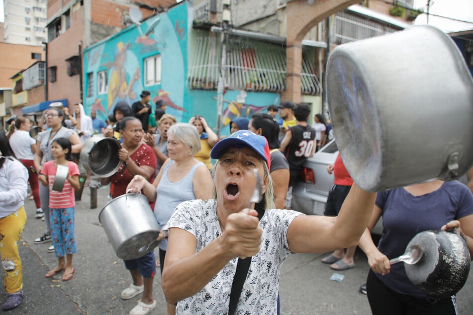 In Venezuelas Hauptstadt Caracas gingen Einwohner nach der Präsidentenwahl auf die Straße und trommelten auf Töpfe, um ihrem Unmut Luft zu machen.