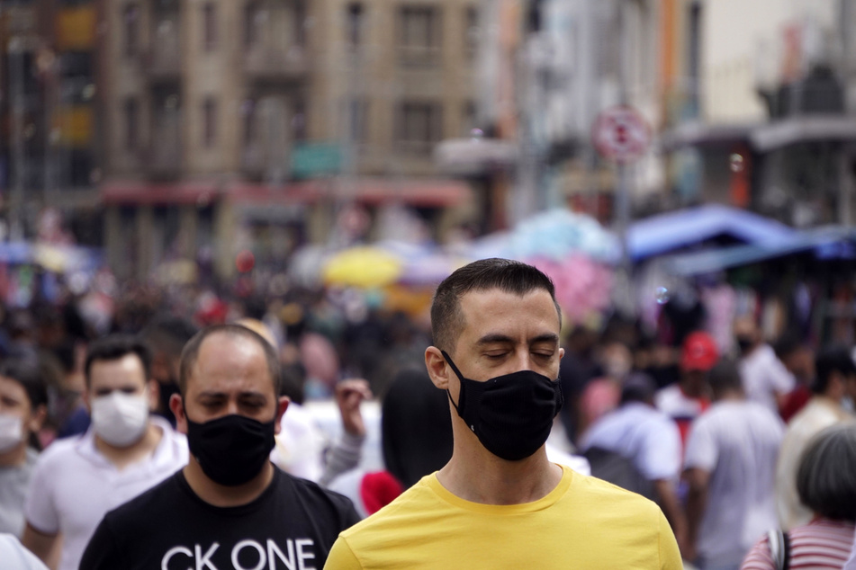 Die brasilianische Millionen-Metropole São Paulo hat nach offiziellen Angaben alle erwachsenen Einwohner vollständig gegen das Coronavirus geimpft.