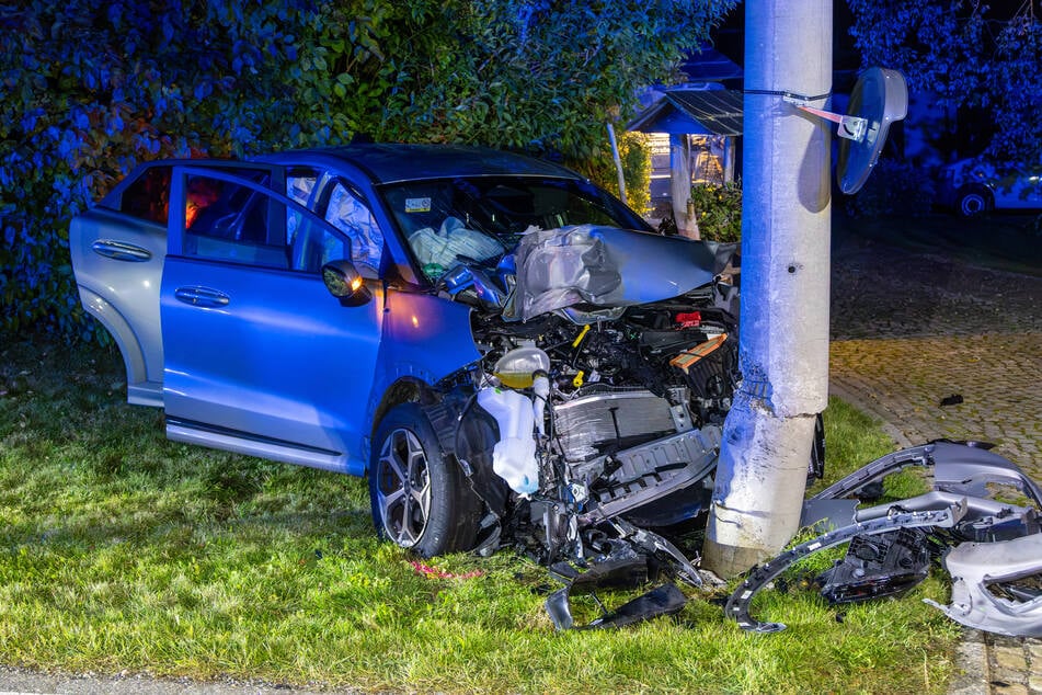 Ford-Fahrer unter Alkoholeinfluss unterwegs: Auto prallt gegen Strommast