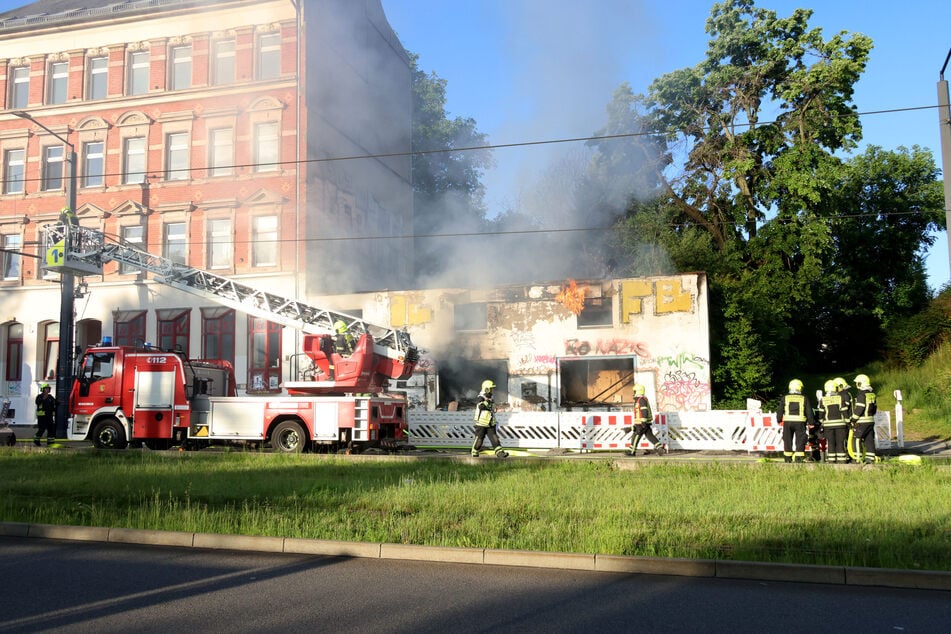 Am Morgen des 25. Mai kämpfte die Feuerwehr zum bislang letzten Mal an der ehemaligen Lagerhalle gegen die Flammen.