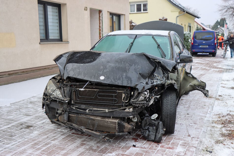 Der Mercedes hat wohl nur noch Schrottwert.