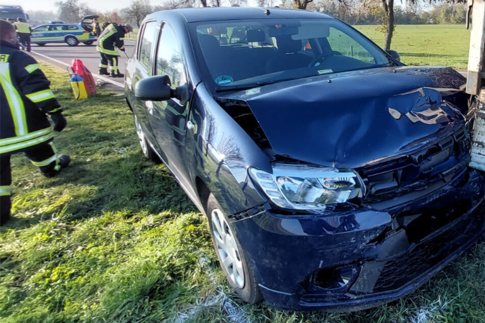 Chaos auf der B2 bei Leipzig: Auto kracht in mehrere Fahrzeuge – zwei Verletzte