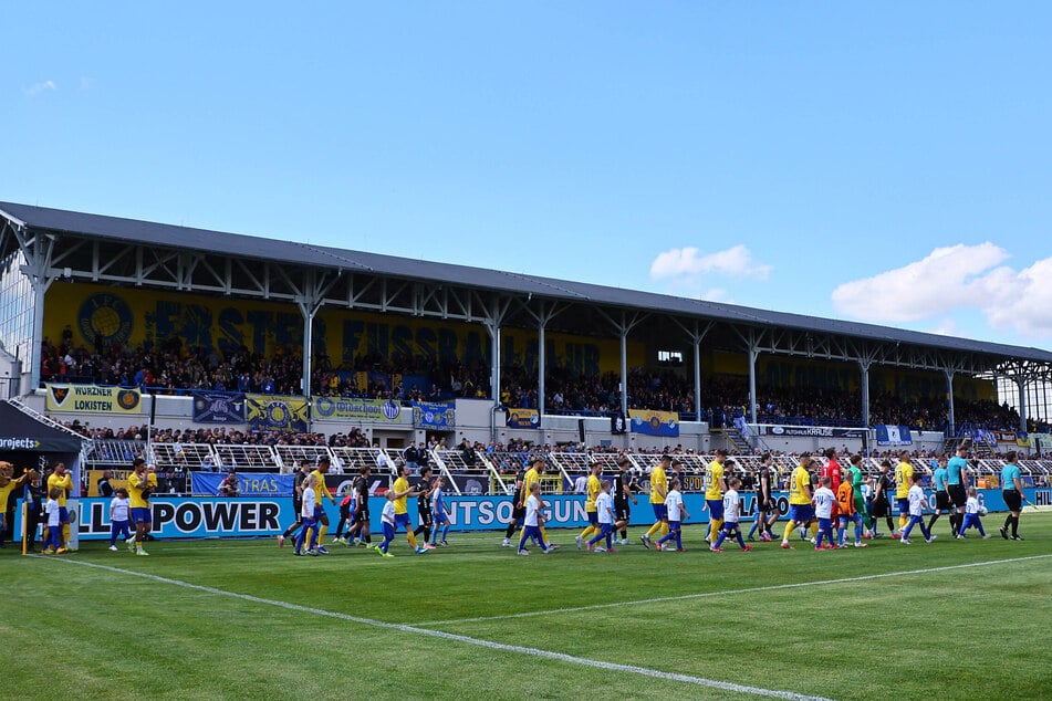 Beim letzten Heimspiel der Saison von Lok Leipzig gegen Magdeburg II (5:2) waren die alten Sitzschalen auf der Holztribüne im Bruno-Plache-Stadion noch installiert.