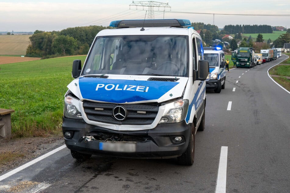 Bundesstraße nach Unfall mit Polizeiauto gesperrt