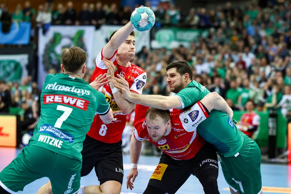 Eisenachs Kapitän Peter Walz (r.u.) will mit seinem Team am Sonntag den Auswärtsfluch in Leipzig brechen. (Archiv)