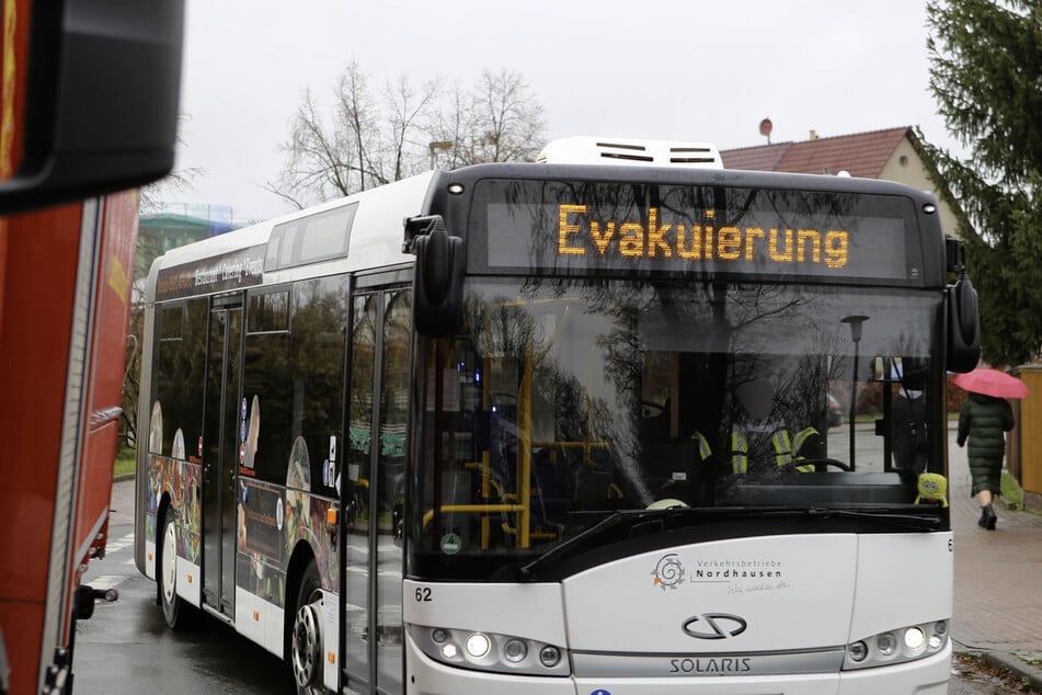 Ein Evakuierungsbus fährt nach Windehausen, um Menschen aus dem Ort zu holen. (Archivbild)