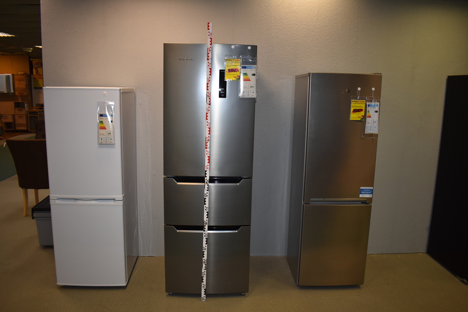 Auch einen Kühlschrank (M.) ließen die Diebe mitgehen.