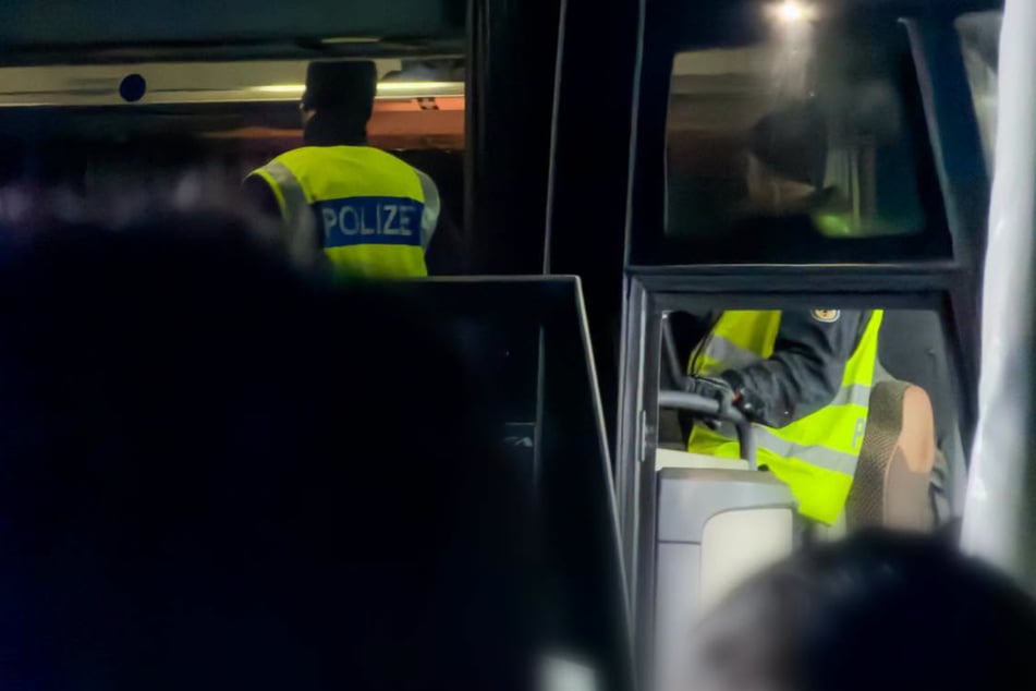 Neben ihren schweren Vorwürfen veröffentlichte die Ultra-Gruppe "Bad Gones 1987" auch mehrere Bilder, die den Einsatz dokumentieren sollen.