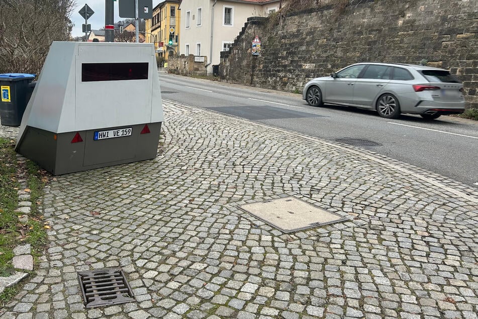 Dieser Blitzer-Anhänger befand sich zuletzt auf der Bautzner Straße stadtauswärts, steht nun auf der Loschwitzer Elbseite.