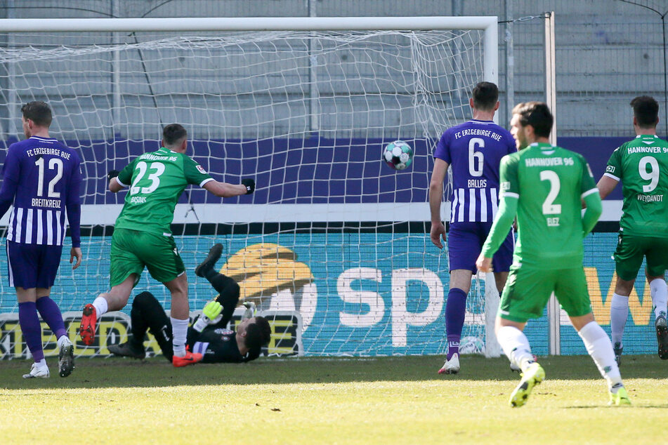 Bitter! In der 24. Spielminute trifft Philipp Ochs (Hannover, nicht im Bild) zum 0:1 gegen Aue-Torwart Martin Männel (am Boden).