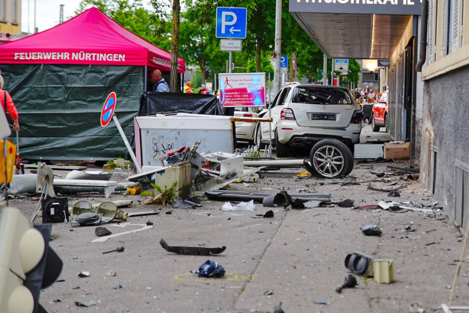 Der Unfall hinterließ ein Trümmerfeld in der Nürtinger Innenstadt.