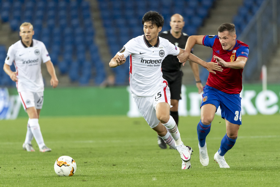 Mittelfeld-Virtuose Daichi Kamada (m.) hat seinen bestehenden Vertrag bei Eintracht Frankfurt verlängert.