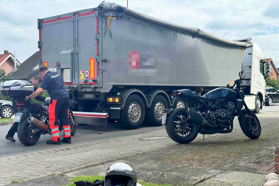 Zwei Motorradfahrerinnen wurden am Dienstag in Jork von einem Lkw erfasst.