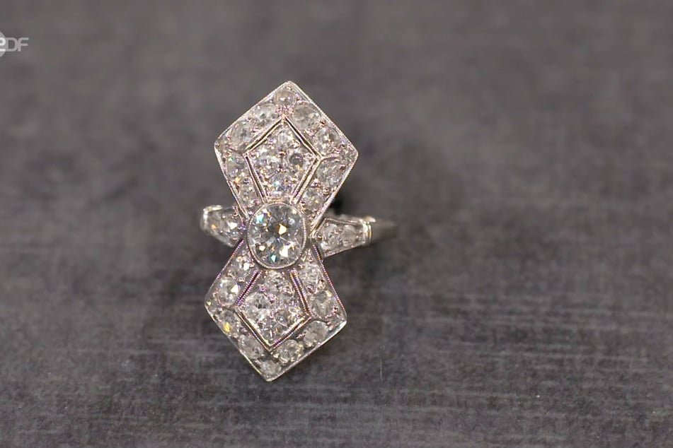 Der mitgebrachte Ring ist mit 1,7 Karat Diamanten besetzt.