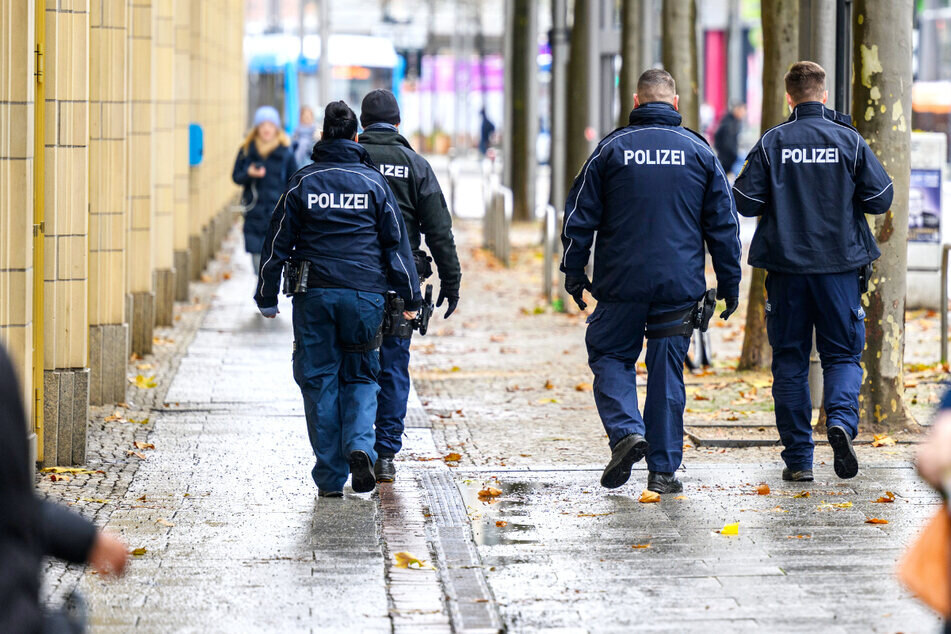 Seit Ende November ist die City-Streife zu Fuß in der Chemnitzer Innenstadt unterwegs. Immer wieder schnappen die Beamten Drogendealer. (Archivbild)