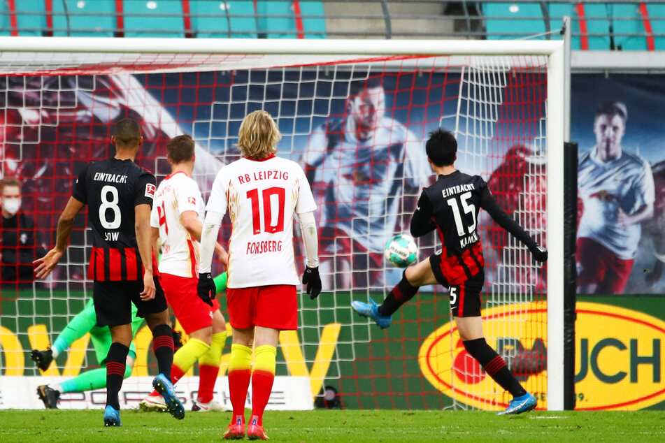 Eintracht Frankfurts Daichi Kamada (r.) glich zum 1:1 gegen RB Leipzig aus.