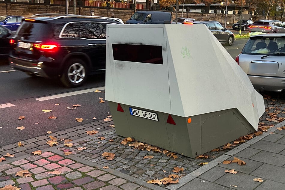 Tempo 30: Superblitzer steht in Parklücke am Krankenhaus