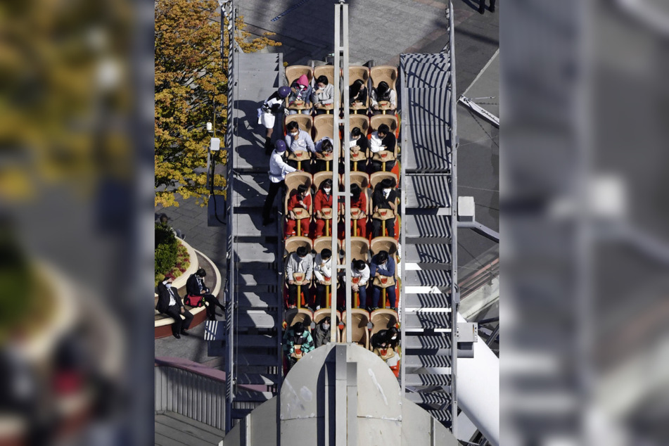 Fahrgäste der Achterbahn saßen in luftiger Höhe fest.