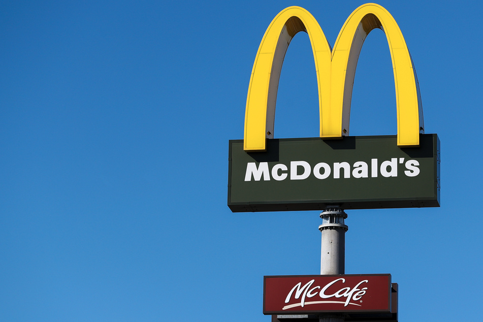 Für einen Mitarbeiter der Fastfood-Kette McDonald's gab es eine unangenehme Begegnung mit Betrügern, die sich als "zivile Polizisten" ausgaben und ihn ausraubten.
