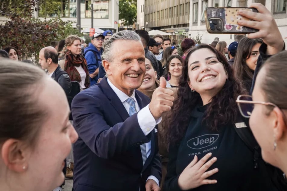 Einige der 373 neuen Azubis und Studierenden nutzten den Empfang im Rathaus für ein schnelles Selfie mit Stuttgarts Oberbürgermeister Frank Nopper (65).